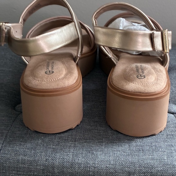 Gianni Bini Metallic Gold and Nude Platform Sandals BRAND NEW 8.5 women - Picture 3 of 9